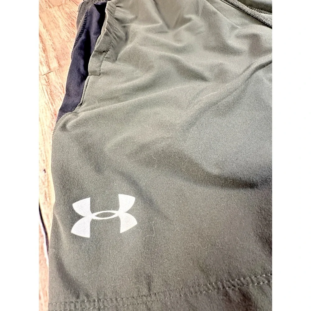 Under Armour Men Athletic Shorts Army Green MEDIUM Drawstring 26 x 6 Lined